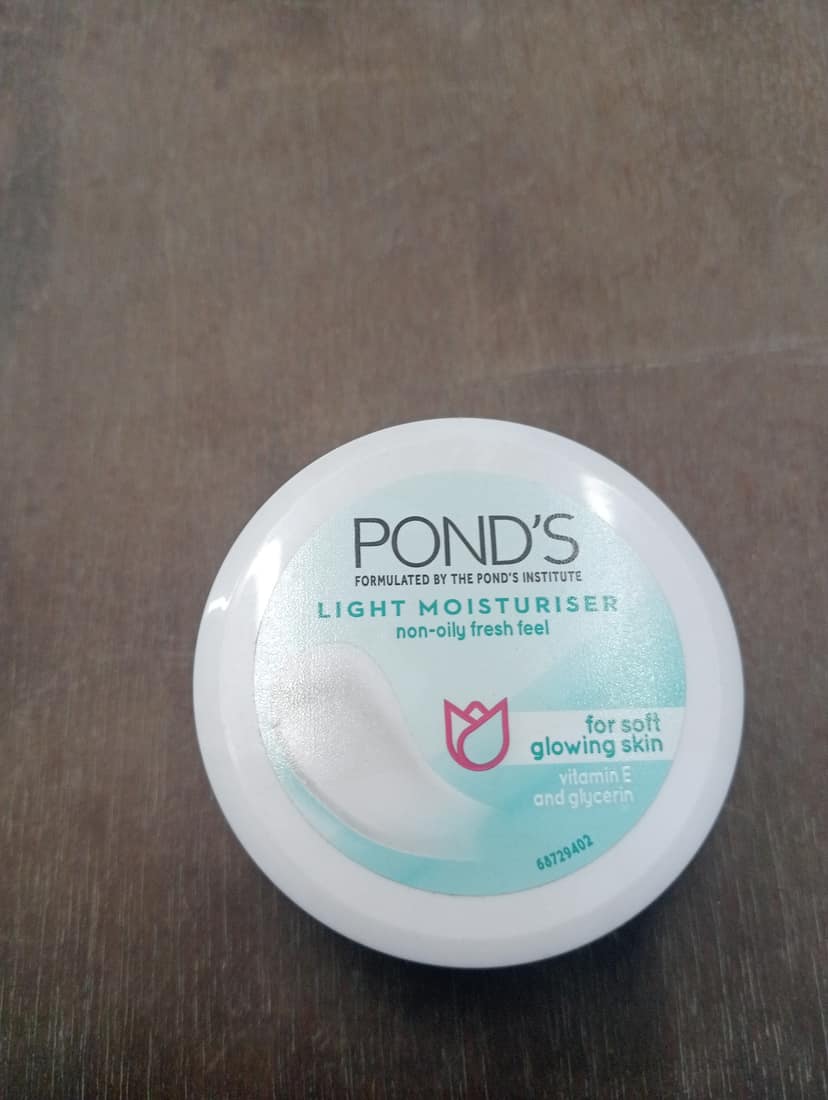 Pond's Light moisturiser For soft Glowing skin