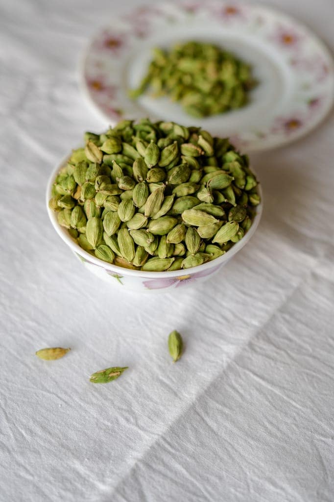 Ajji's Magic 100% Natural Green Cardamom / Hari Elaichi (7mm - 8mm) Bold view 3