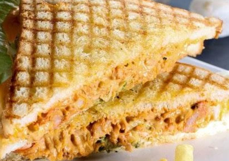 Chicken tikka sandwich with chips
