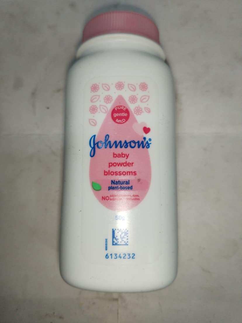 Johnson's Baby Powder Blossoms Natural Plant-based