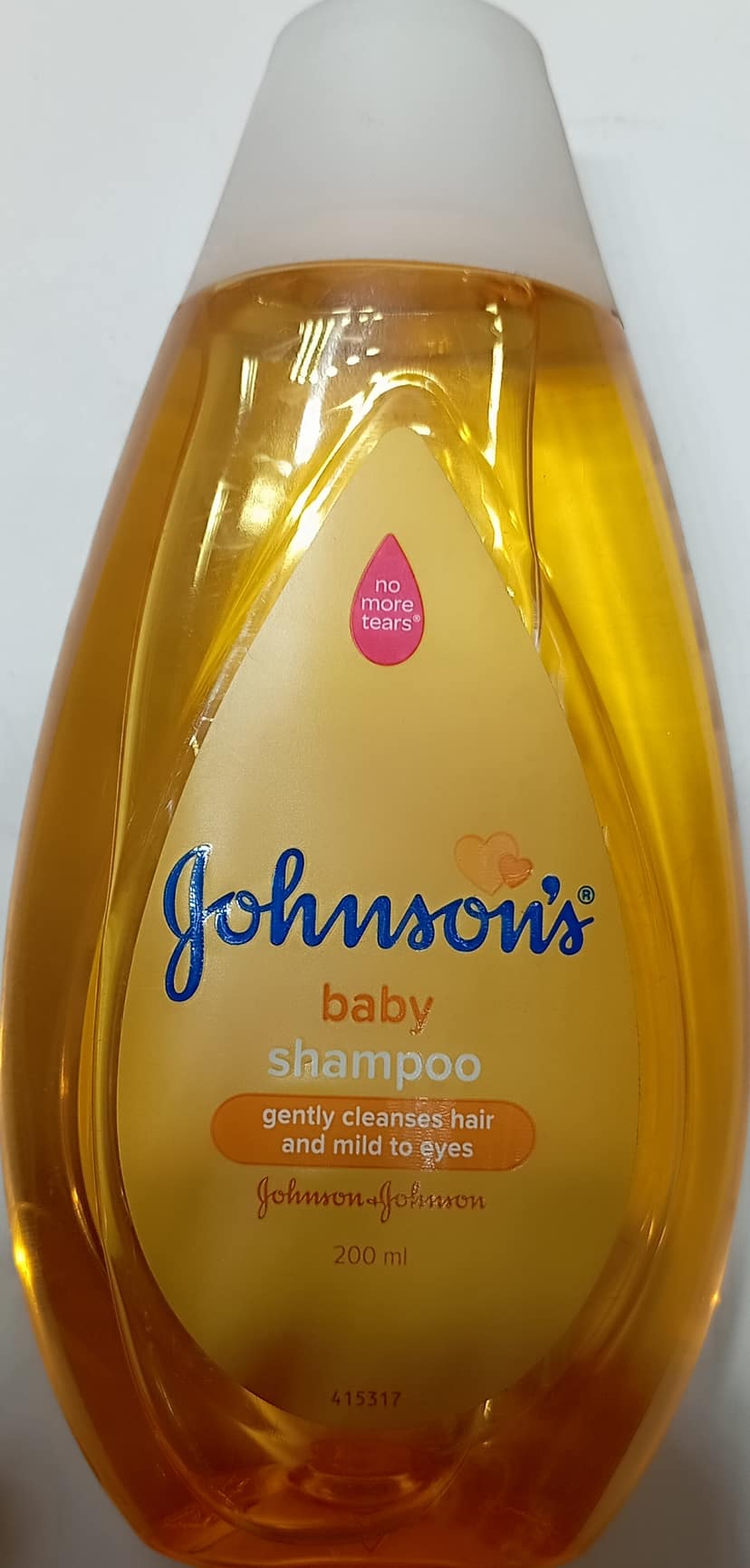 Johnson baby shampoo gently cleanses hair and mild to eyes 200 ml