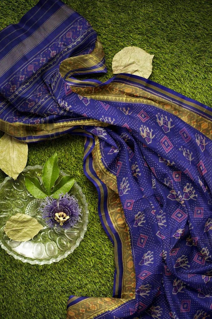 Garvi Gurjari (A Gujarat Govt Enterprise Women Blue Shaded Handloom Single Ikat Silk Patola Saree (GGCSIKS141) view 8