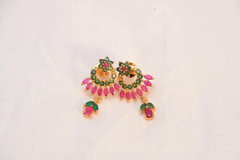 "Stunning Pearl and Gold Necklace Set view 2