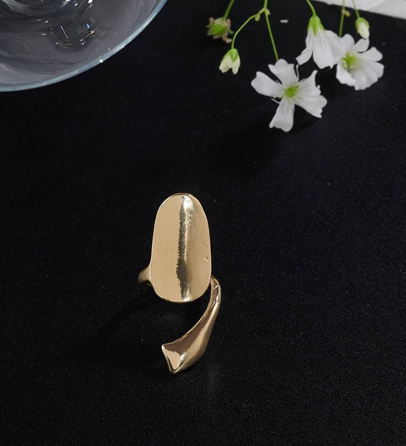 Ishkaara Bombshell Nail Ring Gold view 2