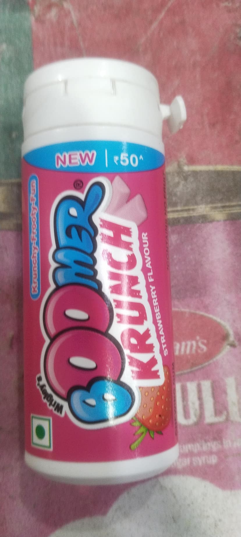 Boomer Strawberry flavour Krunch gum