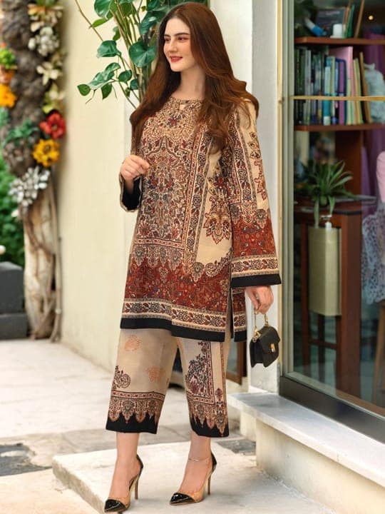Women's Ornate Printed Kurta and Pant Set view 3