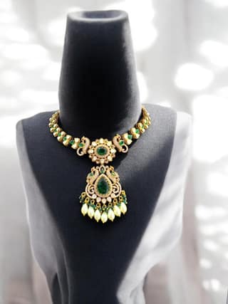 Exquisite Gold Necklace Set with Green Stones and Pearls