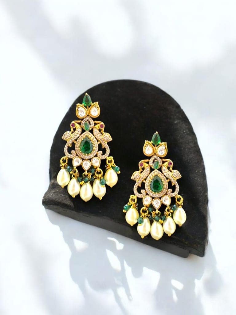 Exquisite Gold Necklace Set with Green Stones and Pearls view 3