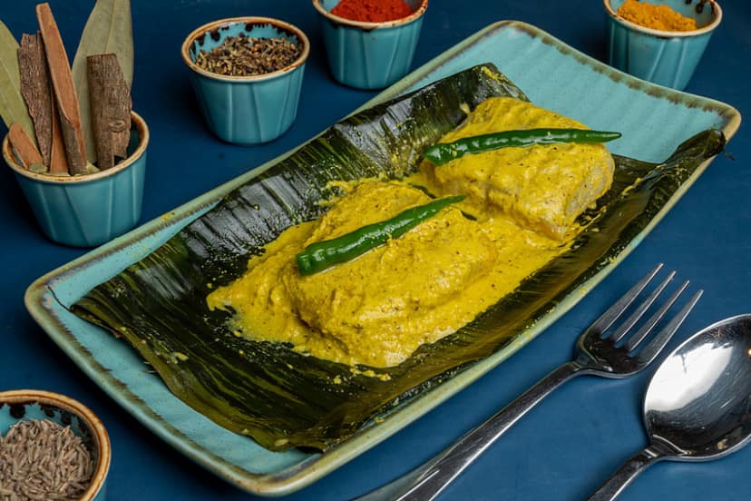Bhetki maachher paturi - methi & curry patta