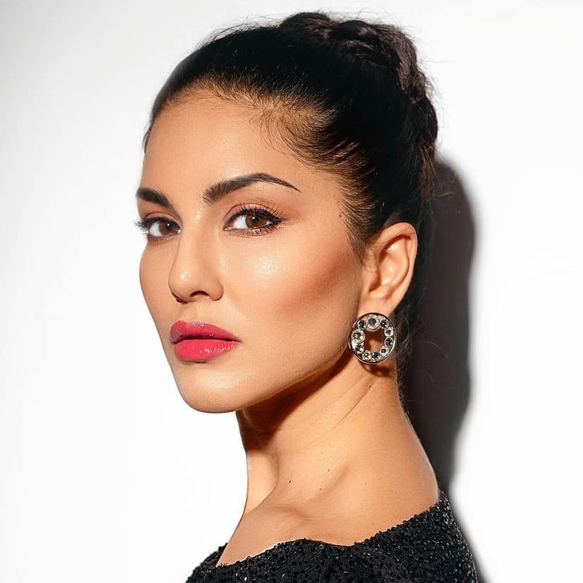 Star Struck by Sunny Leone Luxe Matte Lipstick - Coralicious, 4.2g view 4