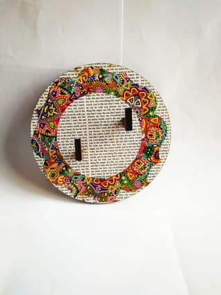 KEY HOLDER - CIRCLE TEXT BASE WITH COLORISMA ARTWORK FRAME