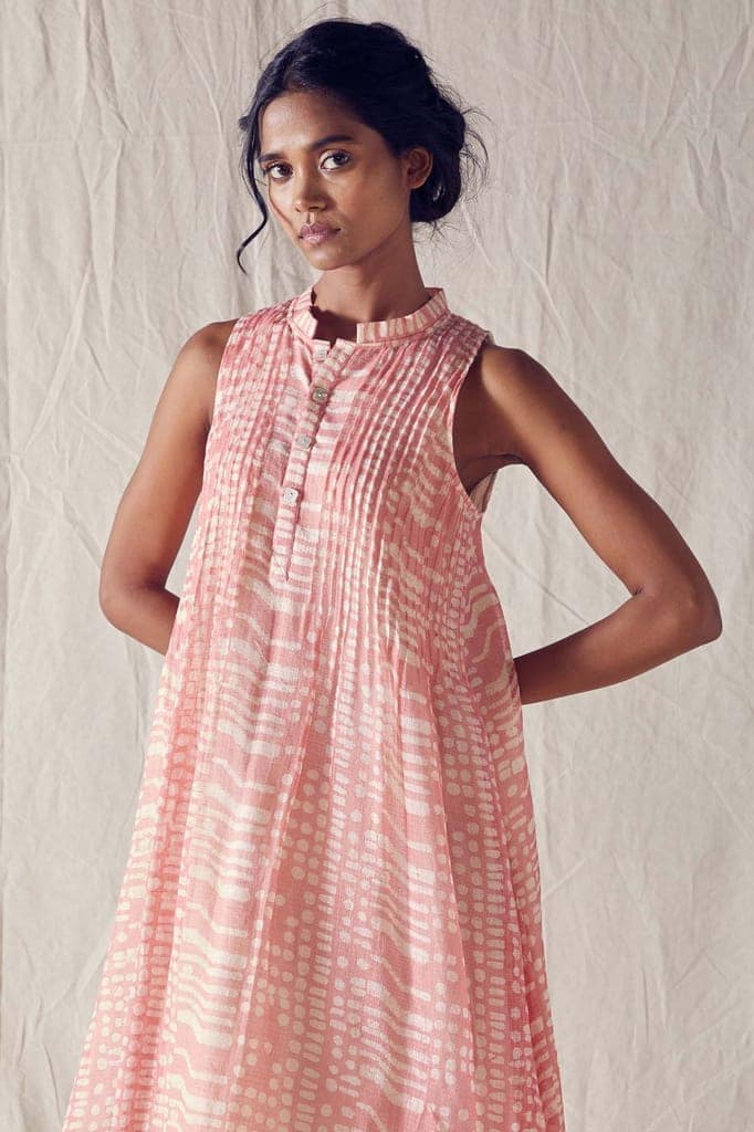 Dusted Pink Batik Sleeveless Dress In Handloom Kota Doria And Off White Checks Cotton Khadi Mulmul view 4