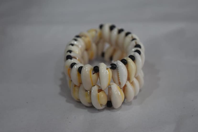 Handcrafted Natural Shell Bracelet, White with Black Beads, Traditional Beach Style, Elastic Band view 3