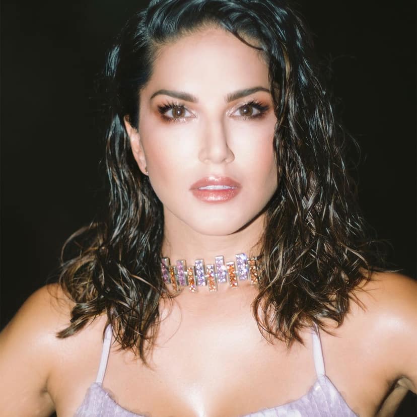 Star Struck by Sunny Leone Luxe Matte Lipstick - Champagne Sparkle, 4.2g view 4