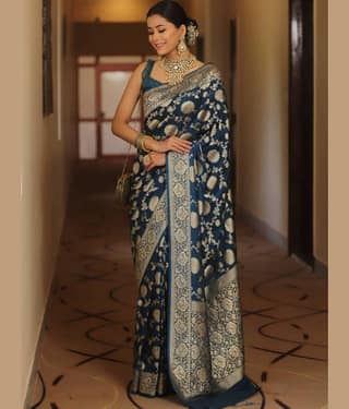 GARIYA Art Silk Embellished Banarasi saree With Unstitched Blouse Piece ( Green )