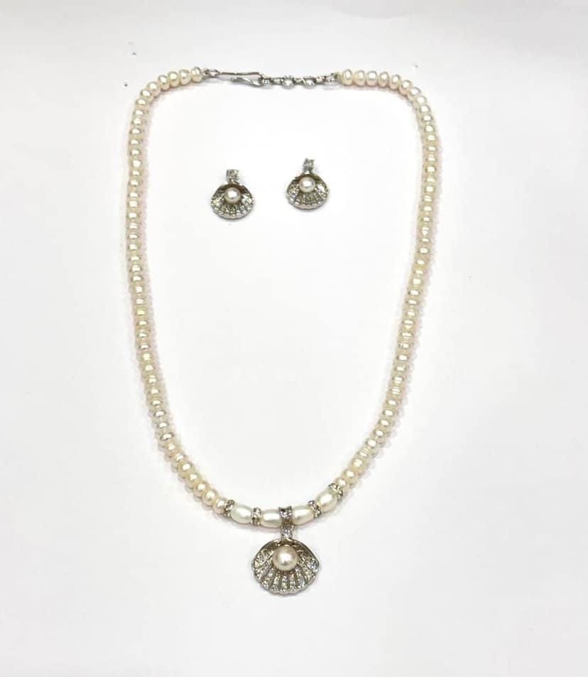 White Seashell Pearl Necklace Set
