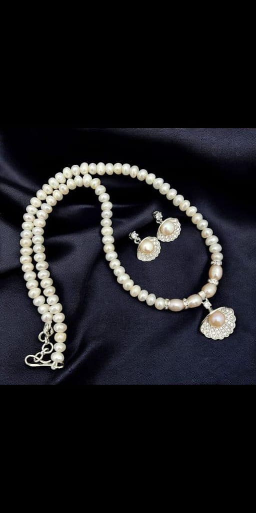 White Seashell Pearl Necklace Set view 3