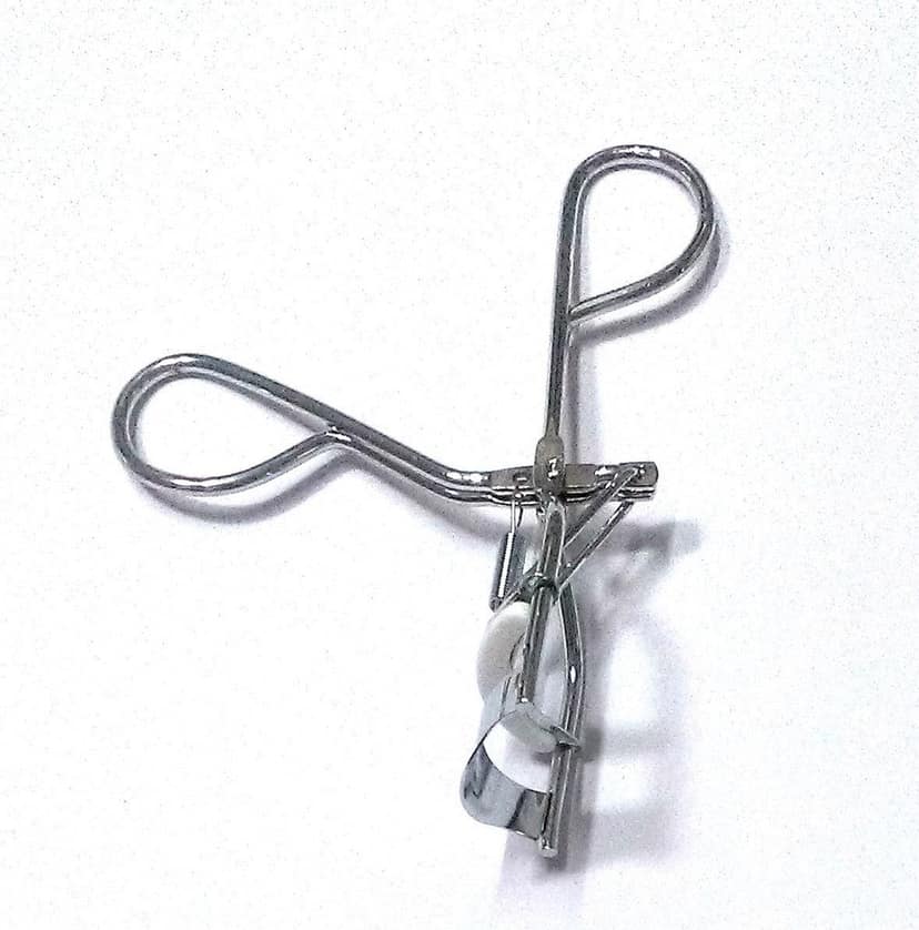 Nawani Light Weight Eyelash Curler with Steel Finish (Silver), Size- 10/8 cm view 2