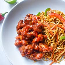 EGG NOODLES WITH CHILI CHICKEN (2 PIECES )