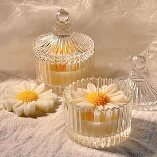 CANDLE CABINETS Daisy Flower Scented Candle in Glass Jar | Decorative Soy Wax Floral Candle | Aesthetic Photo Prop & Table Decor | Natural Essential Oil Candle for Meditation & Stress Relief