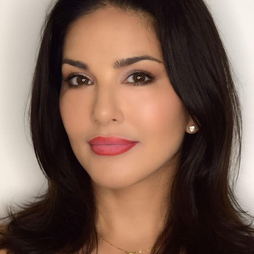 Star Struck by Sunny Leone Long Wear Lip Liner - Red Carpet | 1.20g view 3