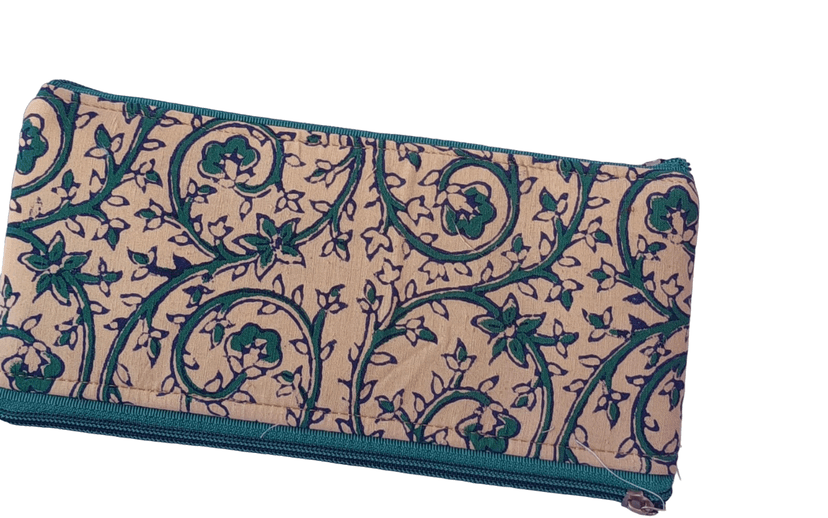 Twist & Carry – dual chain hand pouch