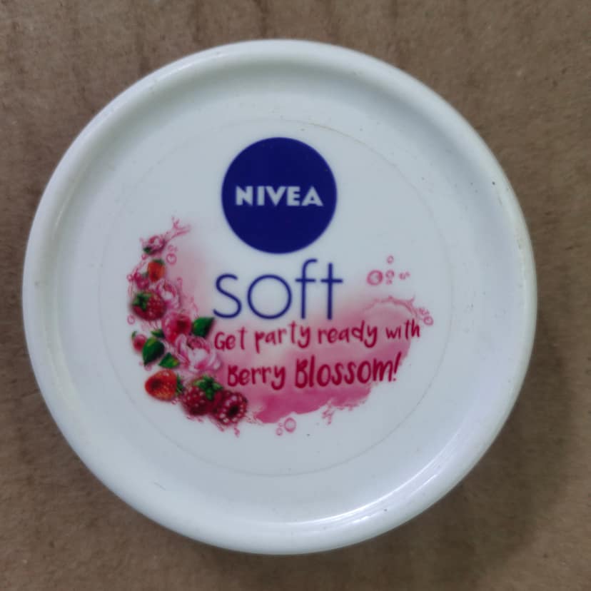 Nivea soft light moisturiser berry blossom