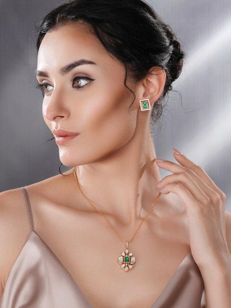Gold Toned Green Emerald Kundan Studded Floral Locket Pendant Jewellery Set view 5