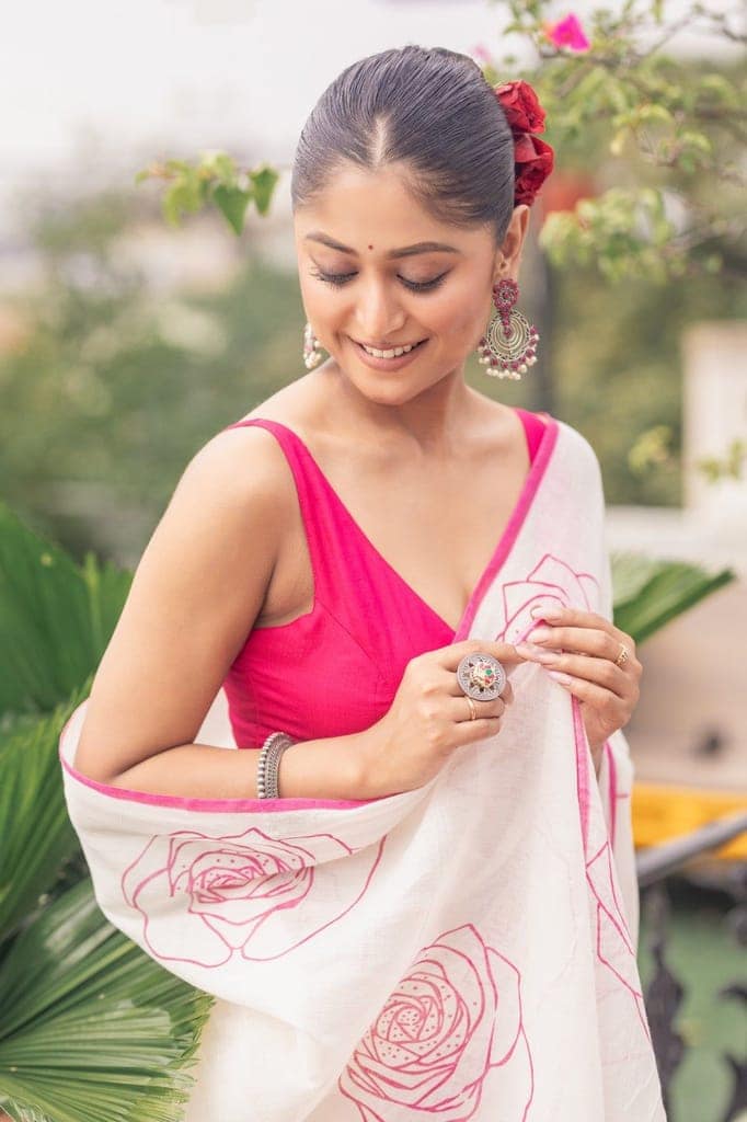 Mastaani ~ Pure Mul Cotton Handloom Saree with Beautiful Rose Prints ~ Pink view 4