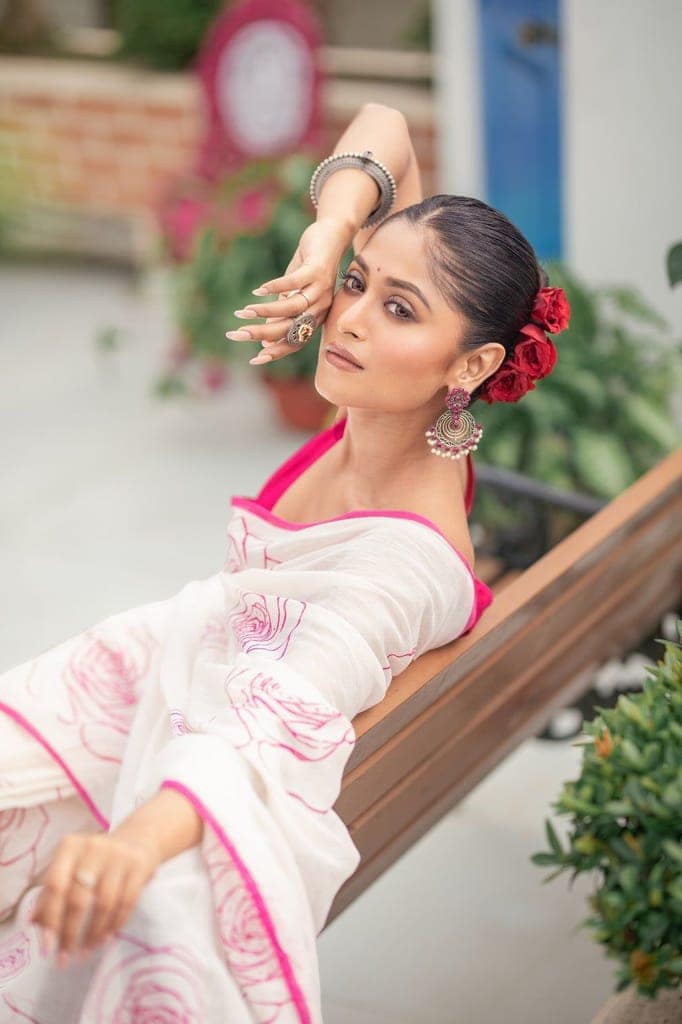 Mastaani ~ Pure Mul Cotton Handloom Saree with Beautiful Rose Prints ~ Pink view 5