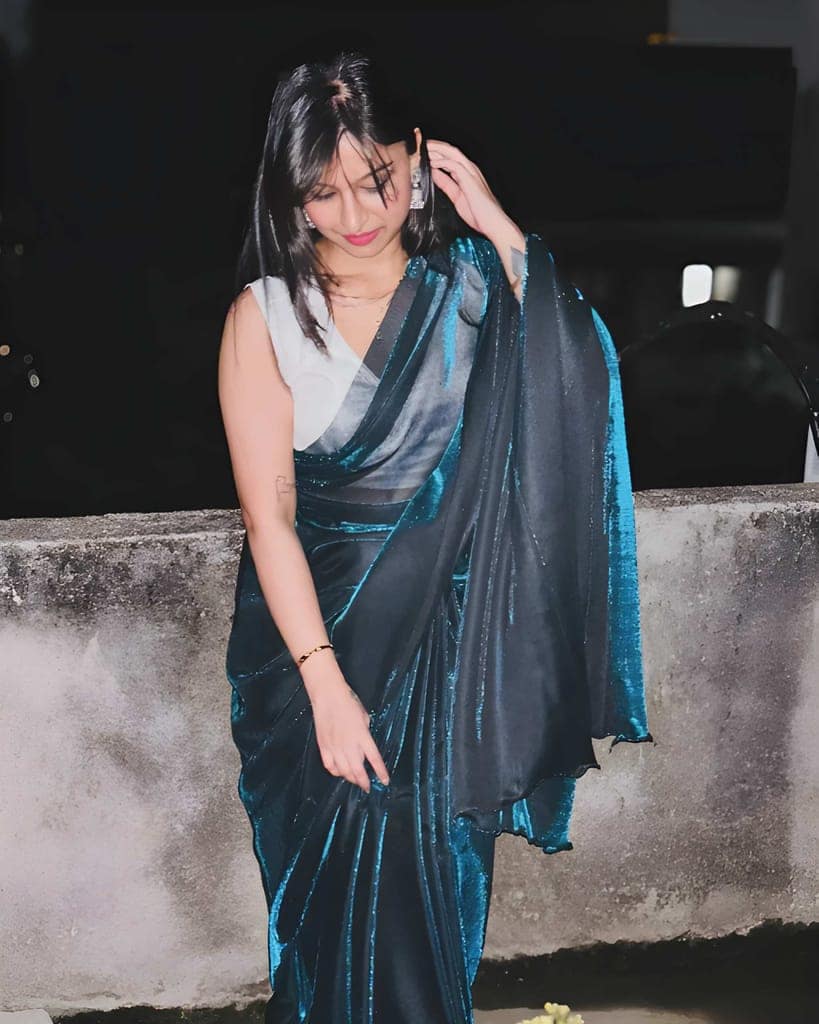 WUGO Women's Black Shimmer Organza Saree with Metallic Teal Finish | Designer Party Wear, Wedding, Festive & Evening Wear Saree with Unstitched Blouse Piece view 4