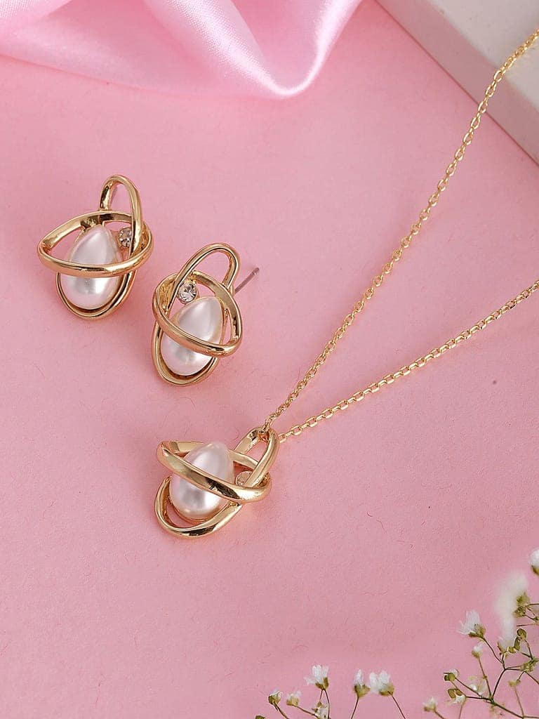 Elegant Pearl Pendant with Modern Gold-Tone Design view 4