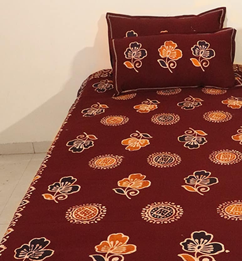 Handcrafted Batik Print Cotton Single Bed Sheet with Two Pillow Covers view 3