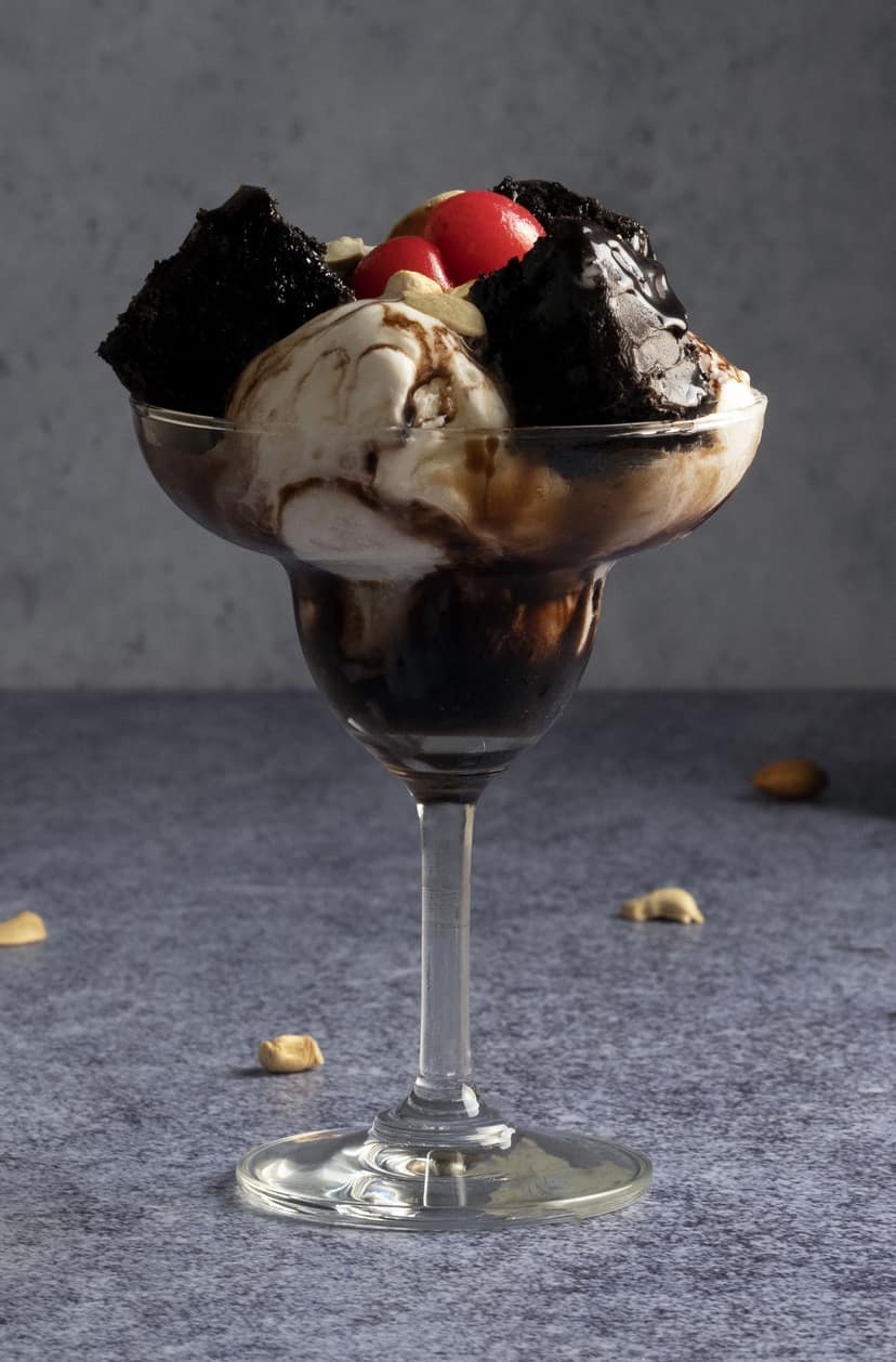 Cake fudge sundae
