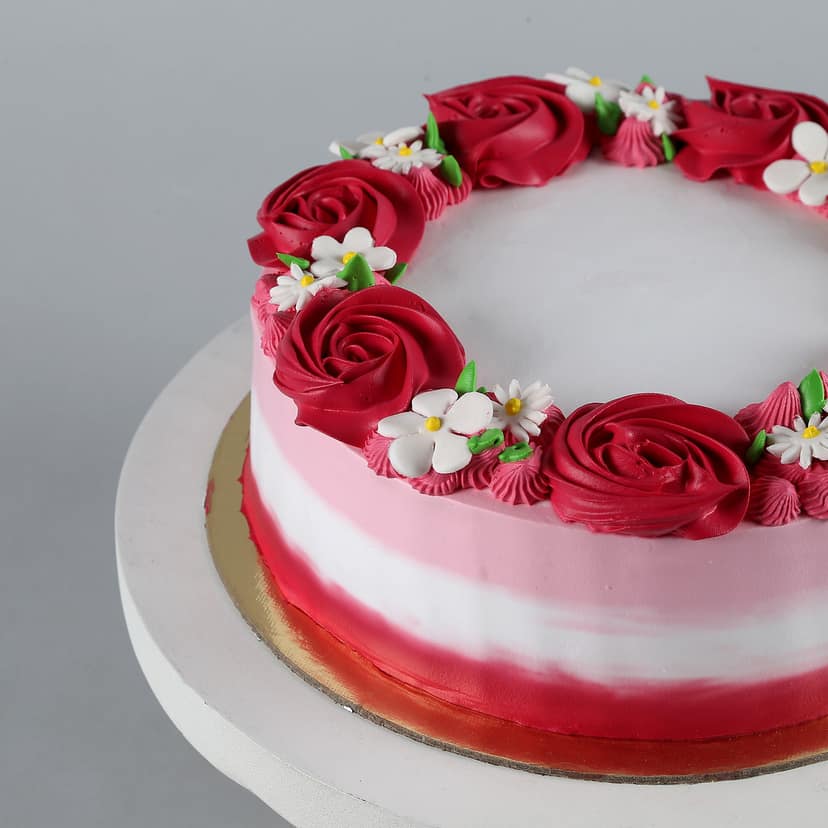 Lovely Red Roses Around Chocolate Cake Half Kg view 4