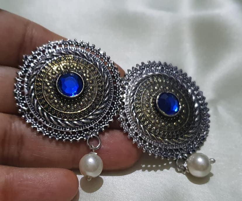 Glamvila Dual Toned Round Stud view 3