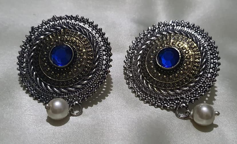 Glamvila Dual Toned Round Stud view 4