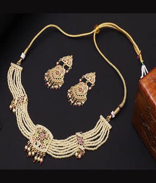 gilher Alloy Off White Traditional Necklaces Set Choker
