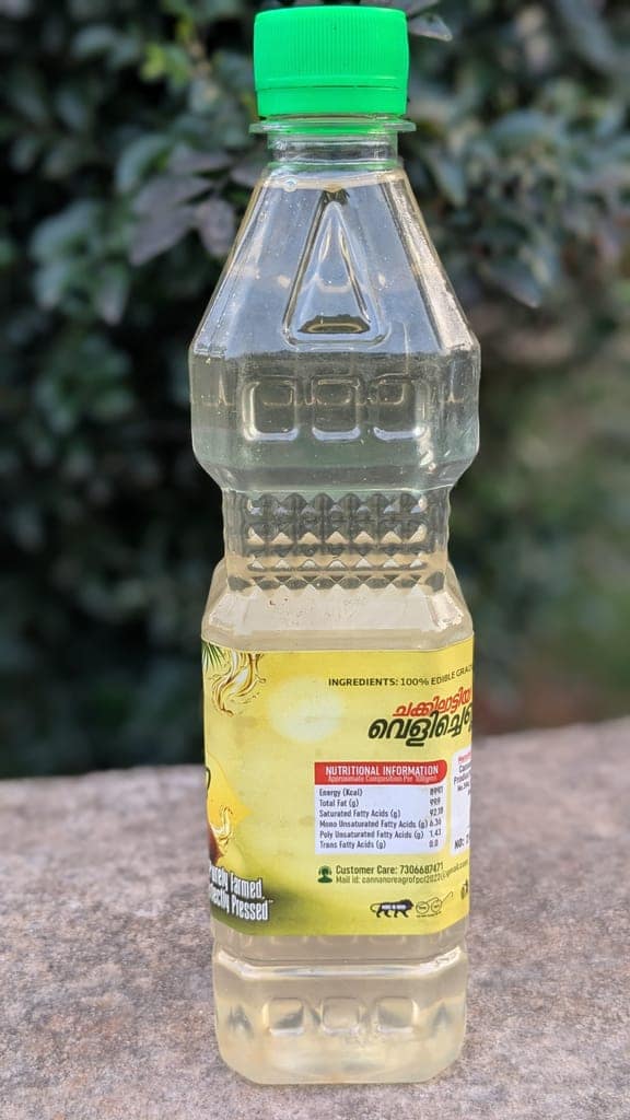 Pressed Coconut oil (Chakkilatiya velichenna) view 3