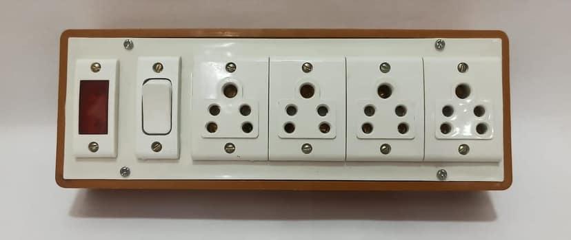 6A 4 Sockets (5 Pin Socket) & 1 Switch Extension Box with Indicator, 6A Plug & 5m Wire