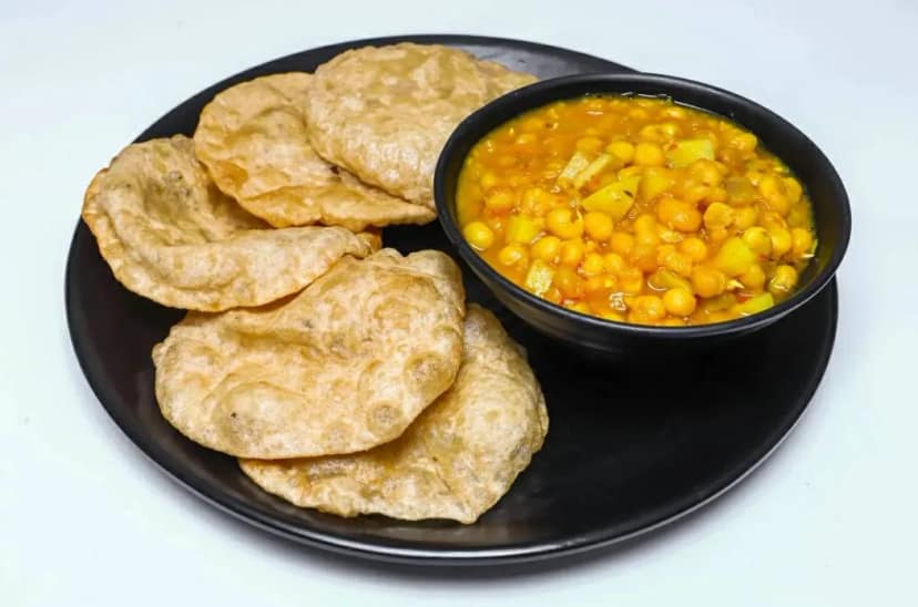 White Matar Chole & 5 Puri