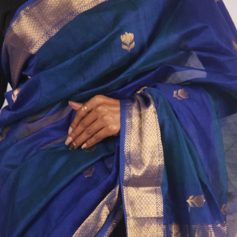 Royal Blue Maheshwari Silk Cotton Saree with Gold Zari Border view 6