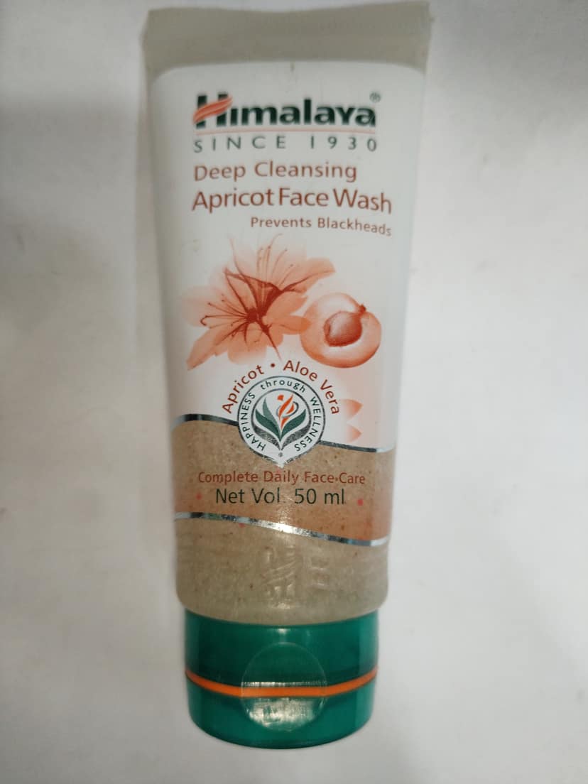 Himalaya Deep cleansing Apricot face wash Prevents blackheads
