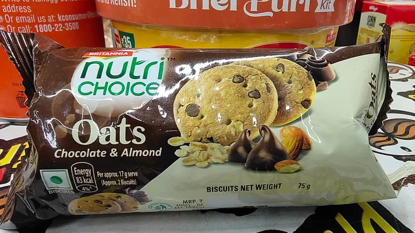 Britannia nutri choice oats chocolate & almond biscuits
