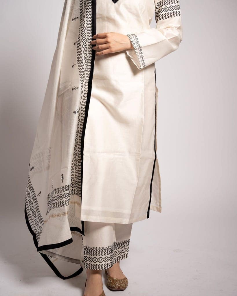 White Chanderi Kurta Set with Lace Trim by Aagaaz Jaipur view 4