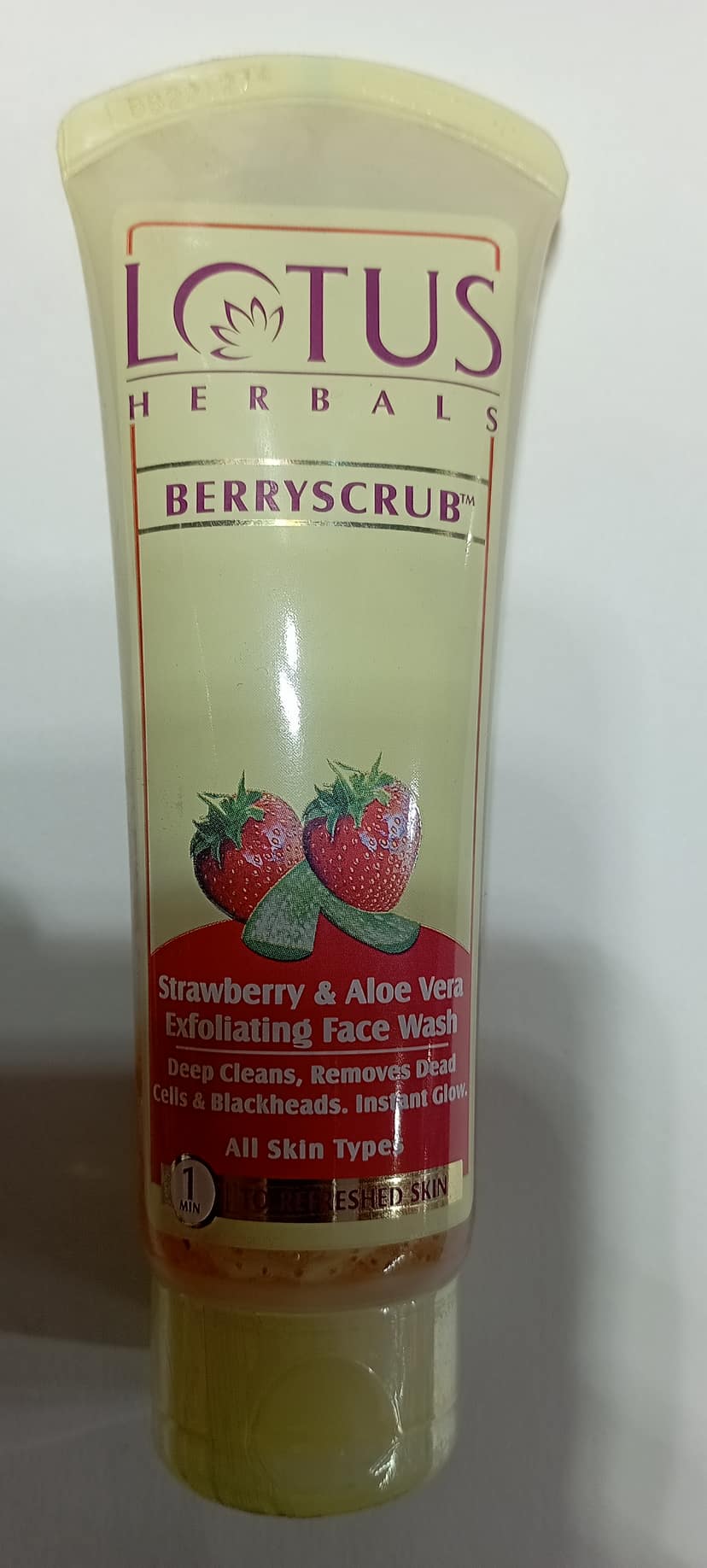 Lotus herbals berryscrus face wash 80 ml