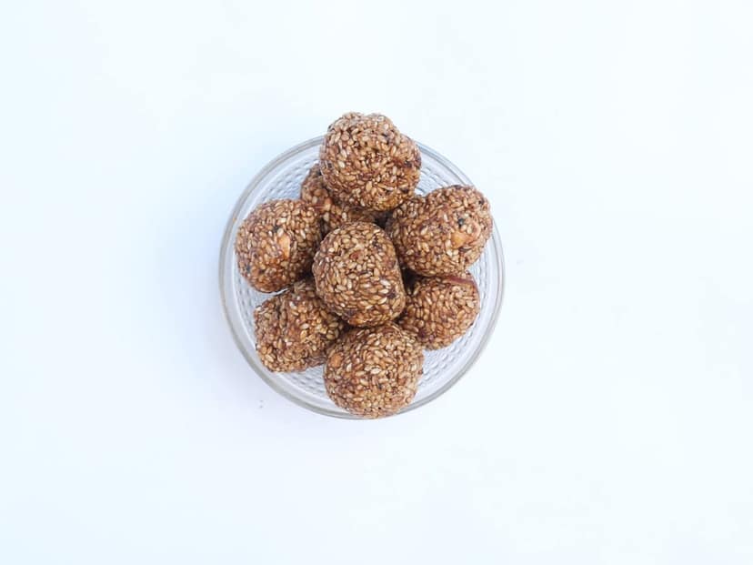 CRUNCHIZZ Snacks - Get 4 at the Price of 3 - 1 Pack FREE Offers I Authentic Kerala Ellunda I Black / White Sesame Seeds mixed with Jaggery I Gluten-Free I No Artificial Additives I 4 PACK COMBO I 150 Grams Each I view 4