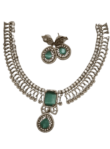 Stunning Silver and Green Emerald Necklace Set with Intricate Design view 3