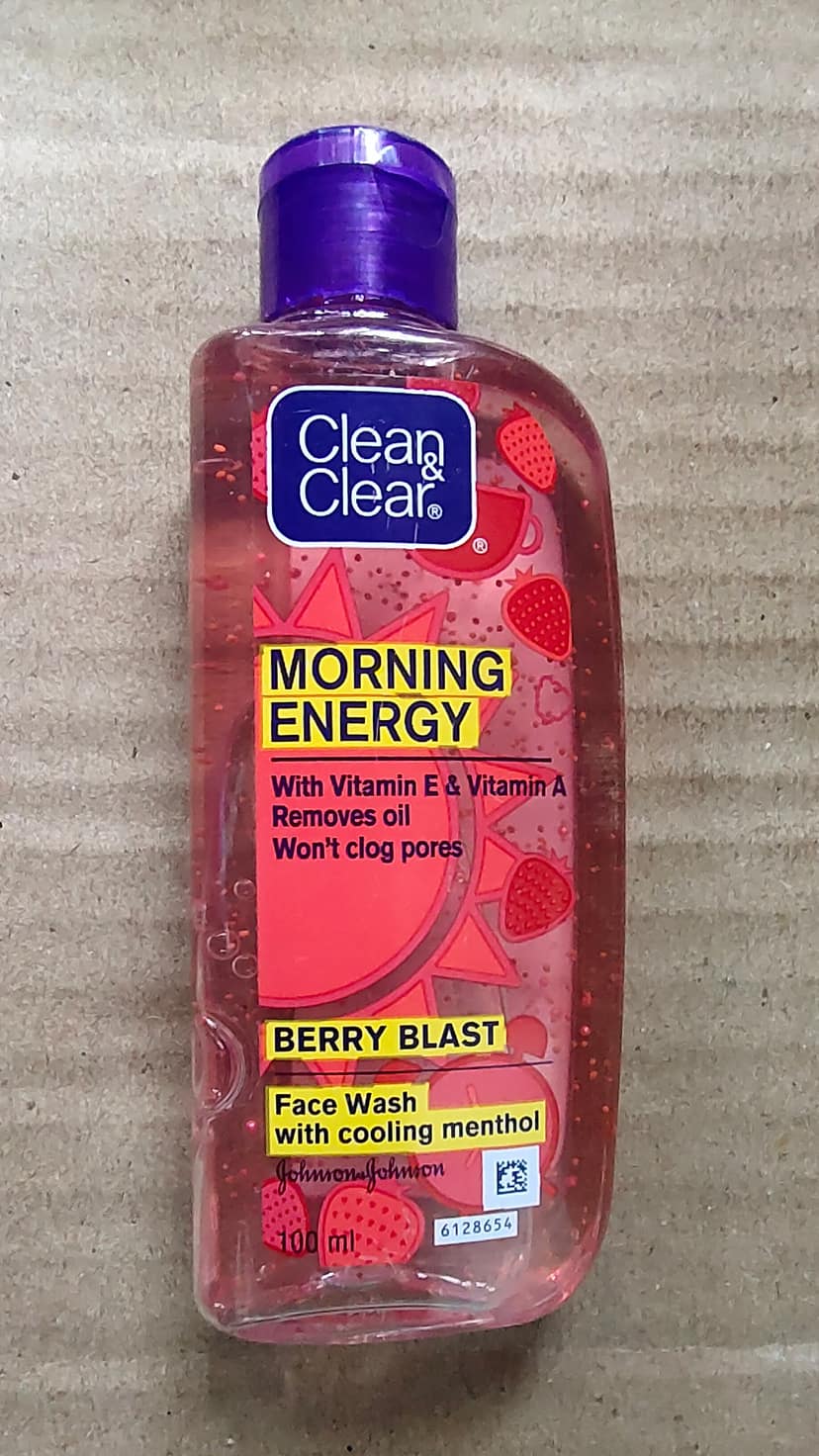 Clean and clear facewash berry blast with cooling menthol
