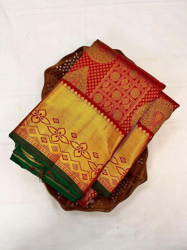 Red with Bottle Green Color Checked Pattern Small Peacock & Chakra with Grand Thilagam Design Zari Woven Pure Silk Saree view 4